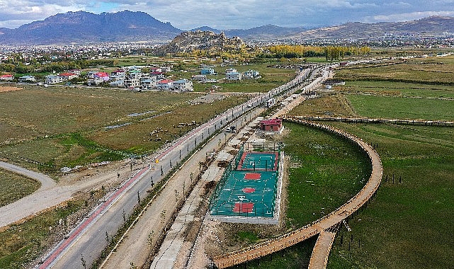 Van sahi yolu’nda peyzaj ve ağaçlandırma çalışması sürüyor