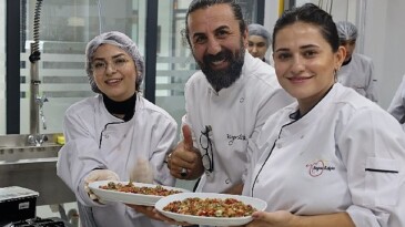 1. Klasik Yemek Yarışında heyet üyesi şefler, Gebze Beyaz Kalpler Eğitim ve Gelişim Merkezi’nde aşçılık eğitimi gören öğrencilere hayran kaldı