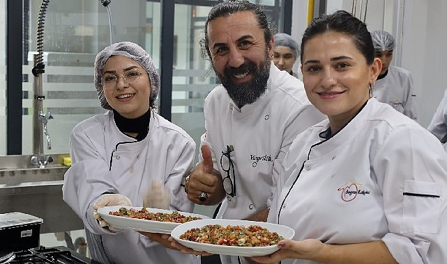 1. Klasik Yemek Yarışında heyet üyesi şefler, Gebze Beyaz Kalpler Eğitim ve Gelişim Merkezi’nde aşçılık eğitimi gören öğrencilere hayran kaldı