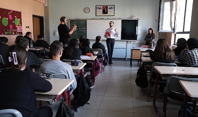 Ansızın Sezai Karakoçu” karşılarında buldular