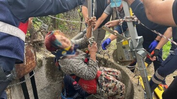 Aydın Büyükşehir Belediyesi İtfaiyesi grupları kuyuya düşen yaşlı bayanı kurtardı
