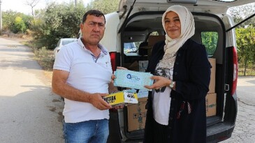 Büyükşehir’in fiyatsız tuzak dağıtımı sürüyor Serik’te 18 bin adet yapışkan tuzak dağıtıldı