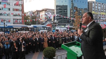Çankaya belediyesi önünde Atatürk’e hürmet duruşu