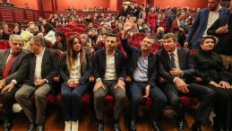 CHP önderi Özgür Özel, dünyaca ünlü soprano Pervin Chakar’ın Kadıköy’de verdiği konsere katıldı