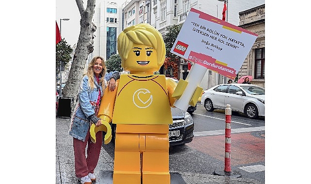 Dev LEGO® minifigürleri kızlara ilham vermek için sokağa çıktı!