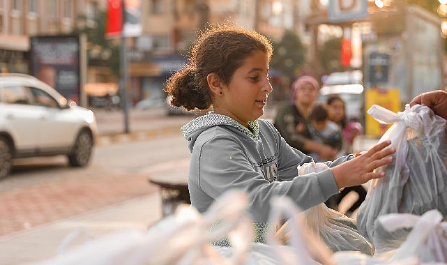 Didim belediyesi tarafından yetiştirilen eserler vatandaşlara fiyatsız olarak dağıtıldı