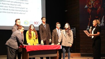 Edremit’te Öğretmenler Günü kutlandı