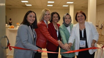 Ege Üniversitesinde ebeliğin tarihi konuşuldu