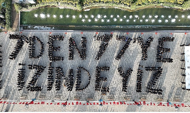 İzmir 7’den 77’ye Ata’sının İzinde Konak Atatürk Meydanı’nda unutulmaz koreografi