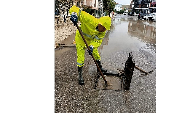 İzmir Büyükşehir Belediyesi takımları yağmur mesaisinde