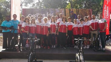 Johnson & Johnson Çalışanları, Afetlerden Etkilenen Çocuklar için Pedalladı