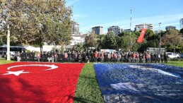 Kadıköy’de binlerce kişi Ata’ya Hürmet Zinciri oluşturdu