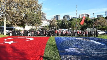 Kadıköy’de binlerce kişi Ata’ya Hürmet Zinciri oluşturdu