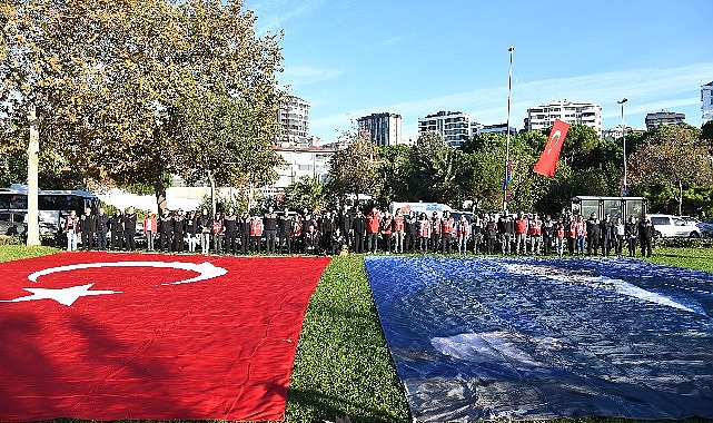 Kadıköy’de binlerce kişi Ata’ya Hürmet Zinciri oluşturdu