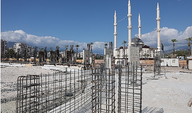 Kumluca Atatürk Stadyumu’nda çalışmalar süratle sürüyor