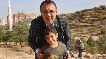 Lider Savran, öğrencilerle birlikte fidan dikti