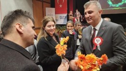 Lider Sezer’den öğretmenlere çiçekli kutlama