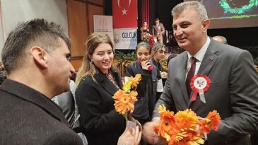 Lider Sezer’den öğretmenlere çiçekli kutlama