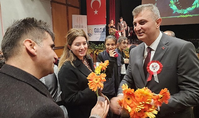 Lider Sezer’den öğretmenlere çiçekli kutlama