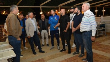 Lider Topaloğlu’ndan futbolculara yemek