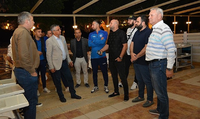 Lider Topaloğlu’ndan futbolculara yemek