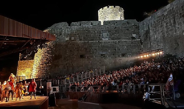 Mecnun Dumrul oyunu Bodrum Kalesi’nde ayakta alkışlandı