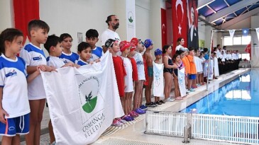 Minik yüzücüler kulaçlarını Atatürk’ü anmak için attı