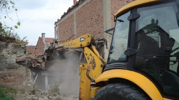 Osmangazi Belediyesi: Metruk binalar bir bir yıkılıyor