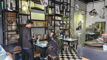 Samsung’un en yeni katlanabilir modellerinden Galaxy Z Flip5, Flip Cafe’de ziyaretçilerini bekliyor