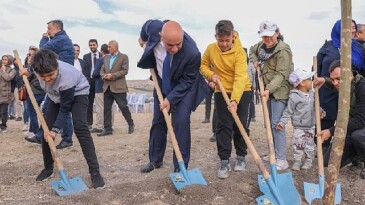 Ulusal ağaçlandıma günü’nde fidanlar toprakla buluşturuldu