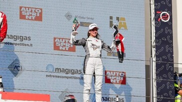 Yarış pilotu Seda Kaçan cumhuriyetin 100.yılında Türkiye bayrağını İtalya’da dalgalandırdı !