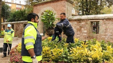 Yenilenen ve yeşillenen Yeni Cuma avlusu