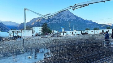 Yurt binasına beton atılmaya başlandı