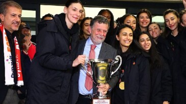 2023 fıvb dünya kulüpler şampiyonu eczacıbaşı dynavit, istanbul havalimanı’nda medya mensuplarıyla buluştu