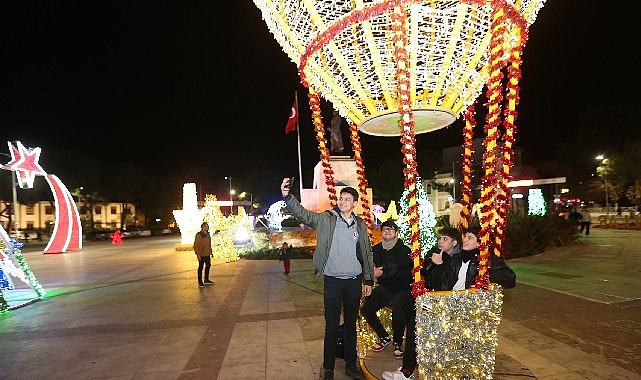 2024 Süslemelerine Vatandaşlardan Ağır İlgi