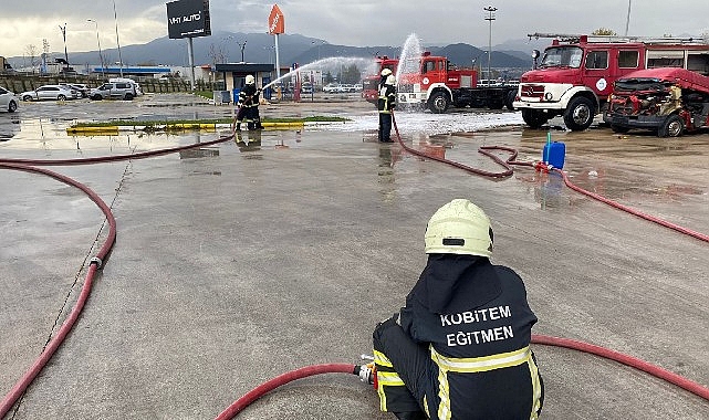 Acil durum gruplarına Büyükşehir İtfaiyesinden eğitim