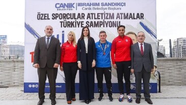 AK Parti Genel Lider Yardımcısı Karaaslan ve Lider Sandıkçı’dan Akıncı TİHA Pozu