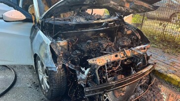 Alev alan arabası Büyükşehir itfaiyesi söndürdü