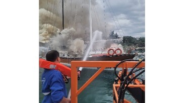 Büyükşehir Acil Müdahale Teknesinden Gulet Yangınına Müdahale