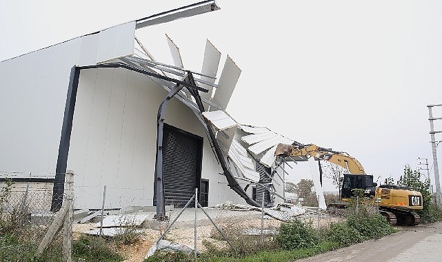 Çalı ve Tahtalı’da kaçak işyerleri yıkıldı