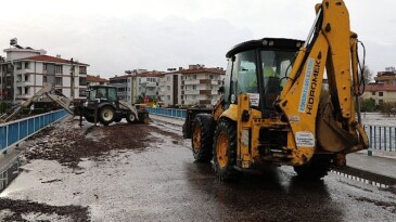 Edremit’te şiddetli yağış sonrası Belediye Takımları alanda