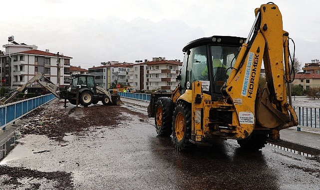 Edremit’te şiddetli yağış sonrası Belediye Takımları alanda