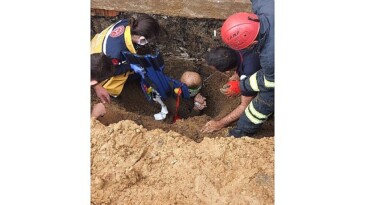 Göçükte sıkışan vatandaşı Büyükşehir itfaiyesi kurtardı