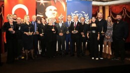 İsmet Küntay Tiyatro Ödülleri’nden Kent Tiyatroları’na Cumhuriyetin 100. Yılı Özel Mükafatı