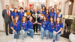 İzmir’in Avrupa şampiyonu grubu kupayı Lider Soyer’e teslim etti