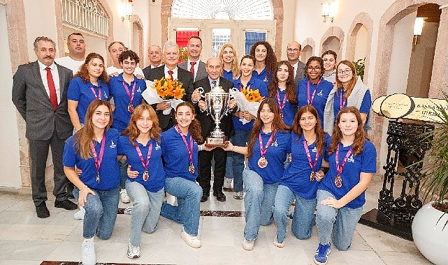 İzmir’in Avrupa şampiyonu grubu kupayı Lider Soyer’e teslim etti