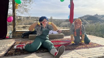 Kent Tiyatrosu oyuncuları özel çocuklar için sahne aldı