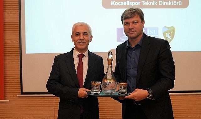 Kocaelispor teknik yöneticisi Ertuğrul Sağlam, isu işçisiyle bir ortaya geldi