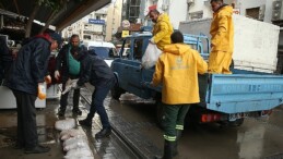 Konak Belediyesi’nden esnafa kum torbası dayanağı