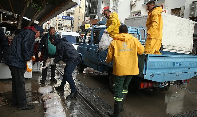 Konak Belediyesi’nden esnafa kum torbası dayanağı